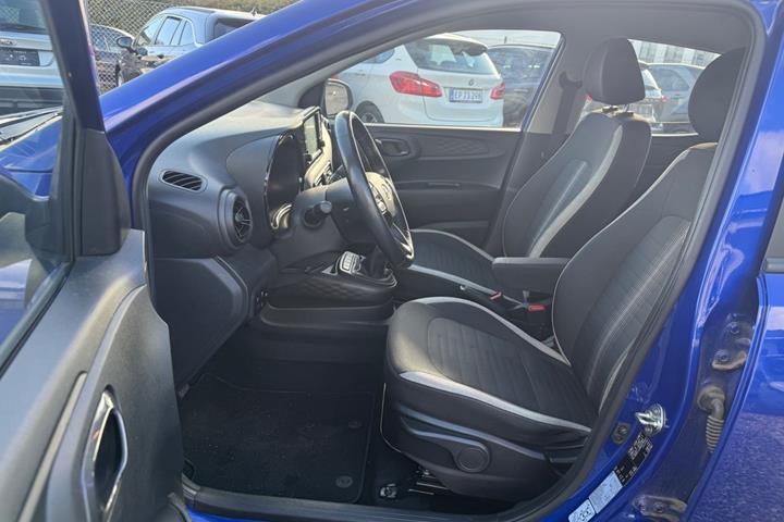 Blå Hyundai i10 fra 2021