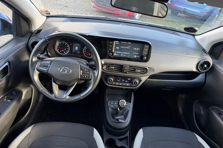 Blå Hyundai i10 fra 2021