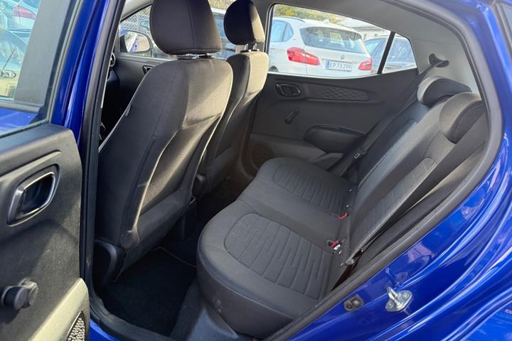 Blå Hyundai i10 fra 2021