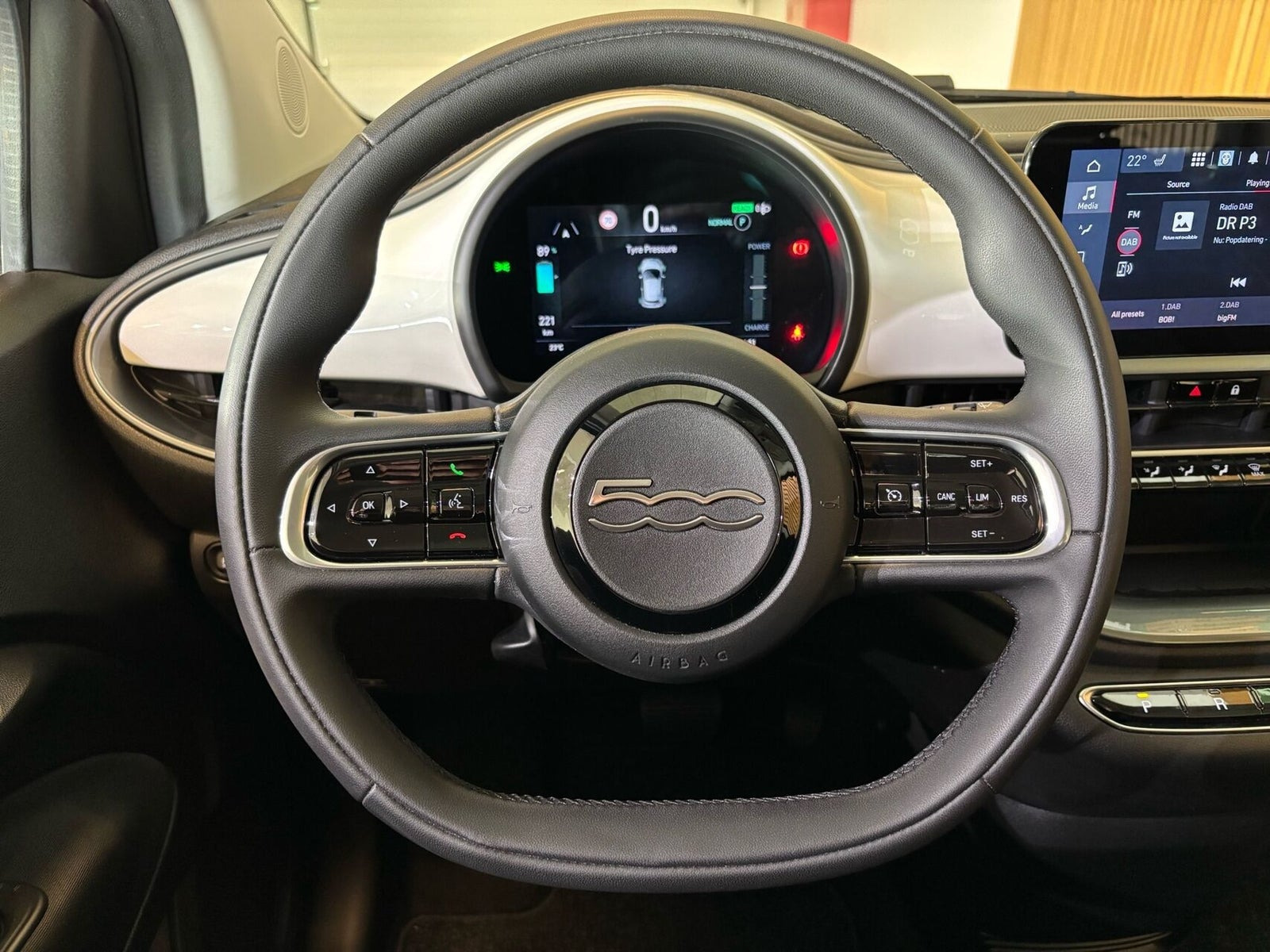 Hvid Fiat 500e fra 2023