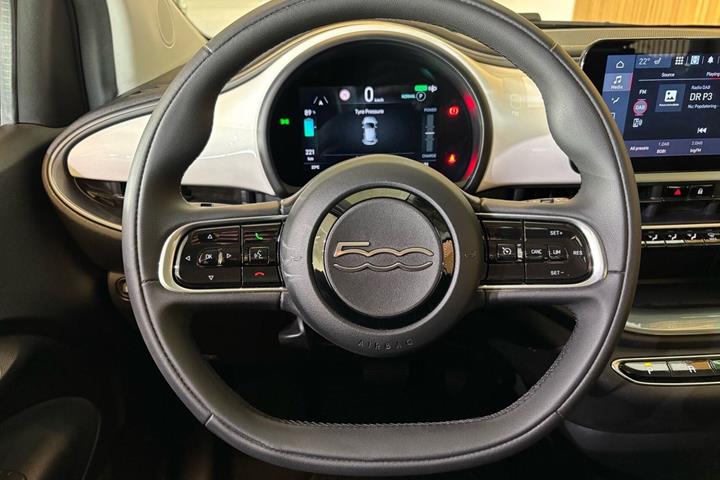 Hvid Fiat 500e fra 2023