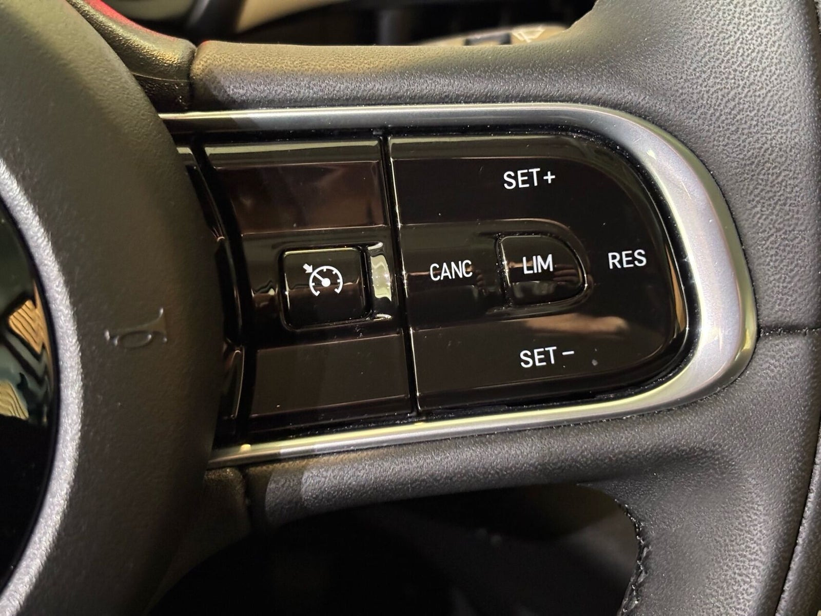 Hvid Fiat 500e fra 2023