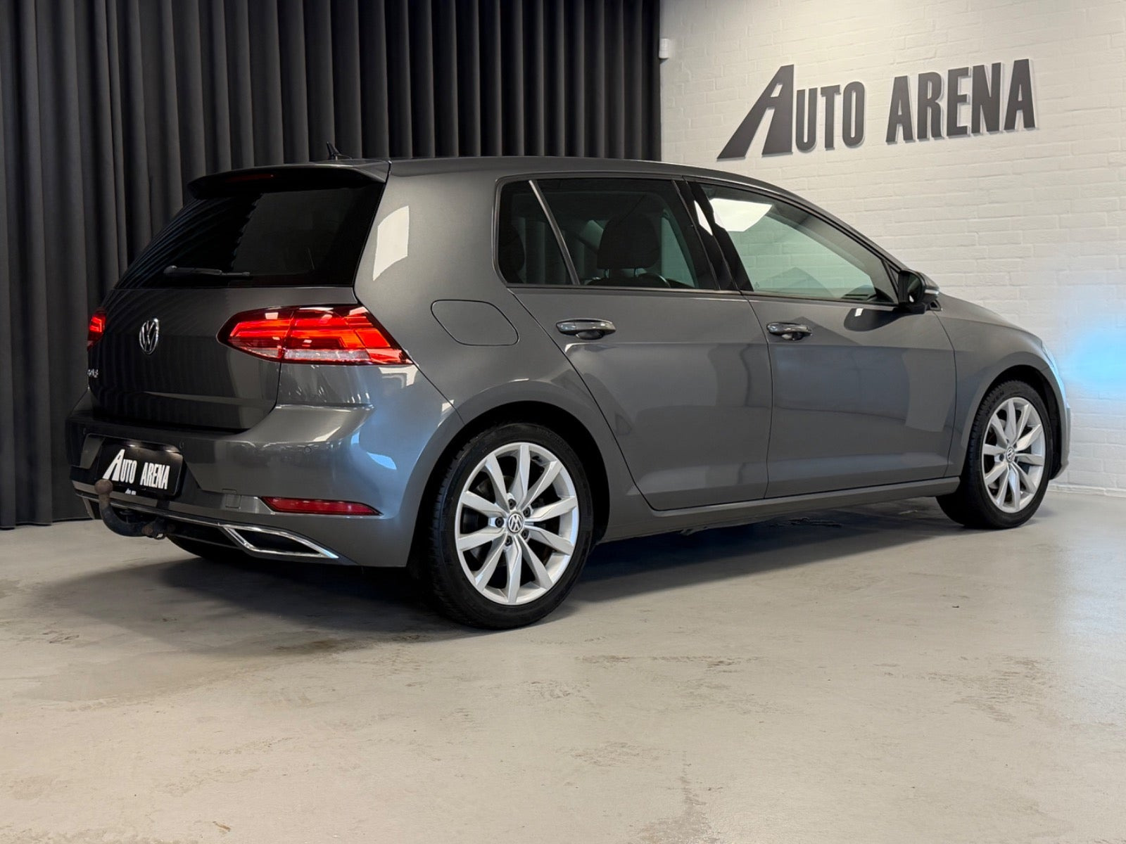Grå VW Golf VII fra 2018