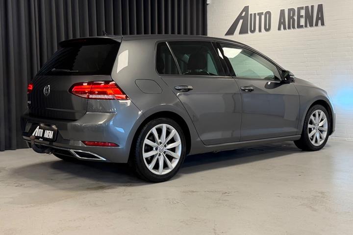 Grå VW Golf VII fra 2018