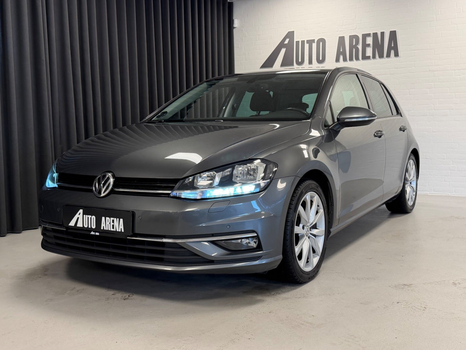 Grå VW Golf VII fra 2018