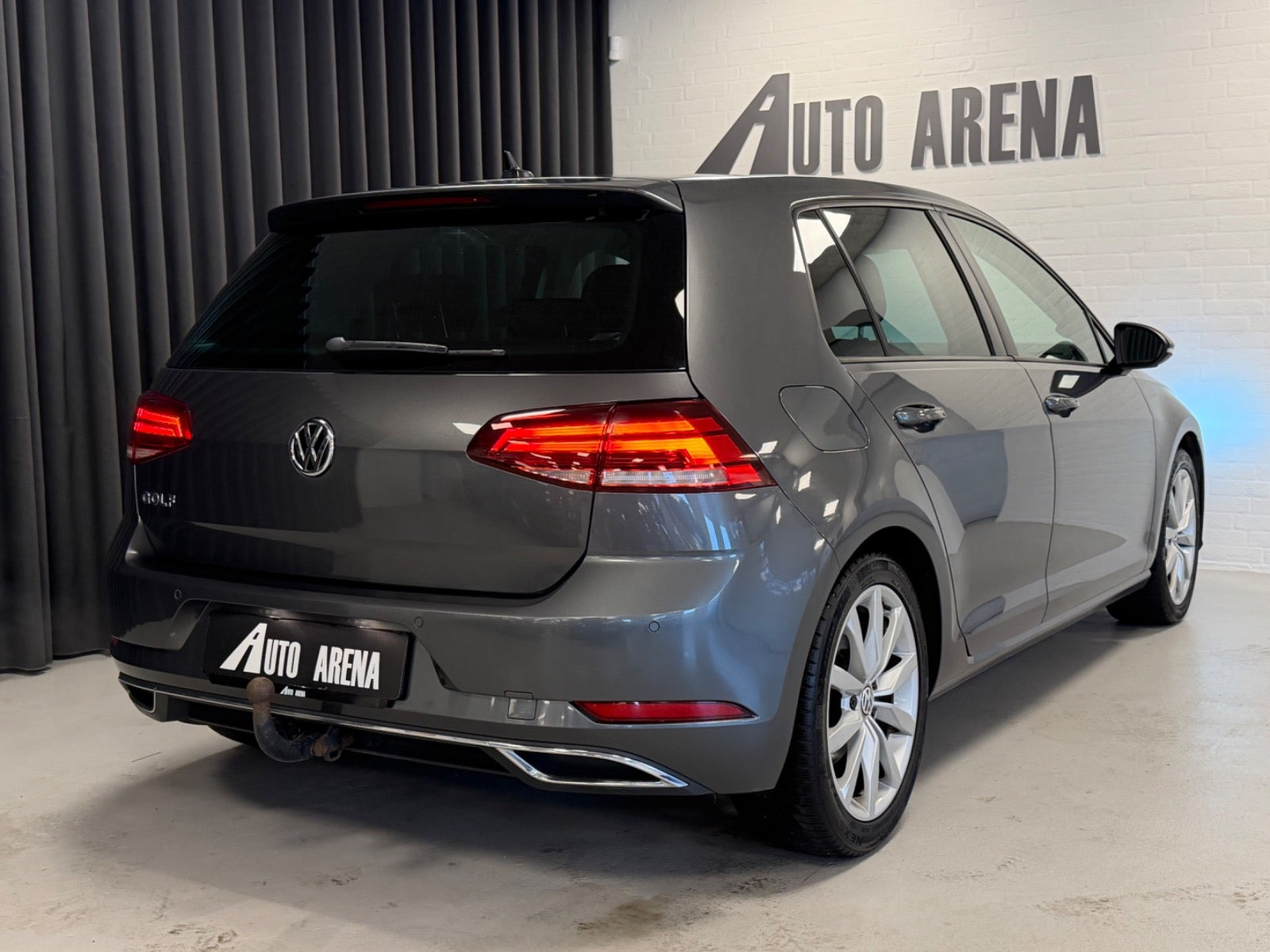 Grå VW Golf VII fra 2018