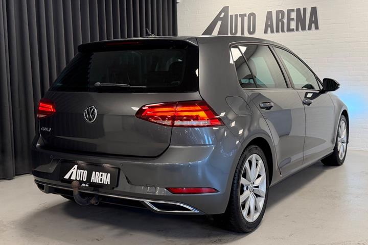 Grå VW Golf VII fra 2018