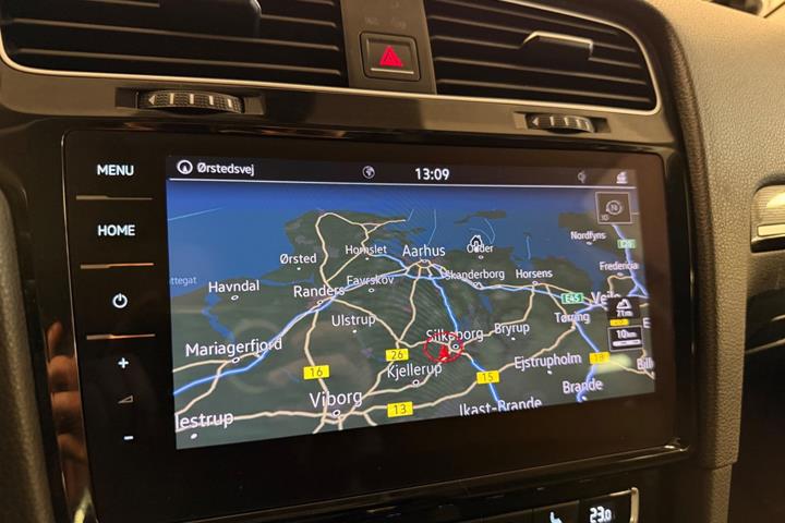 Grå VW Golf VII fra 2018