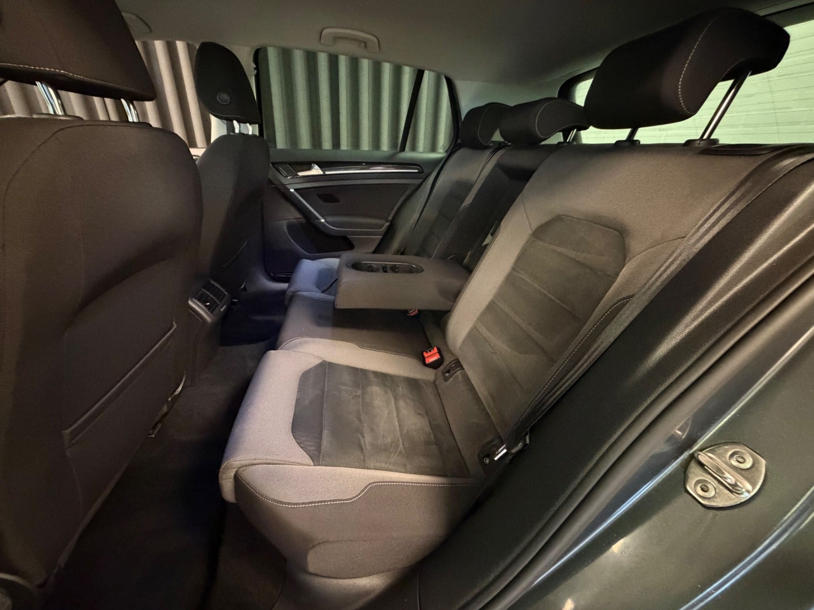 Grå VW Golf VII fra 2018