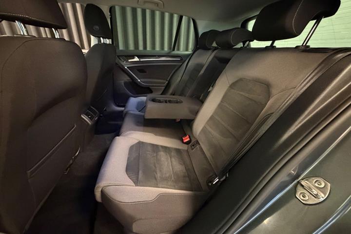 Grå VW Golf VII fra 2018