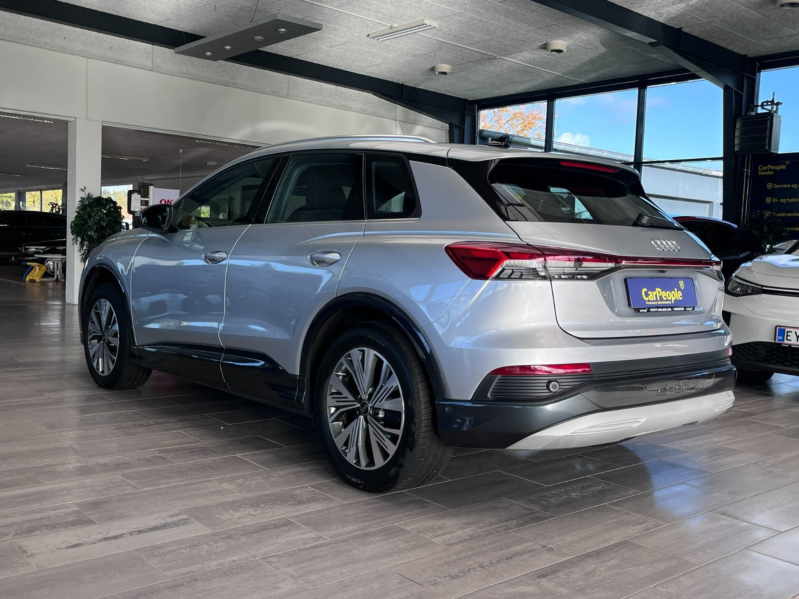 Sølv Audi Q4 e-tron fra 2023