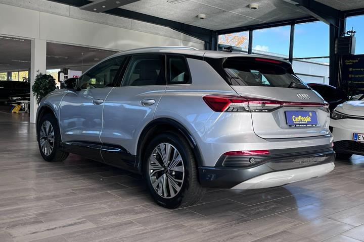 Sølv Audi Q4 e-tron fra 2023