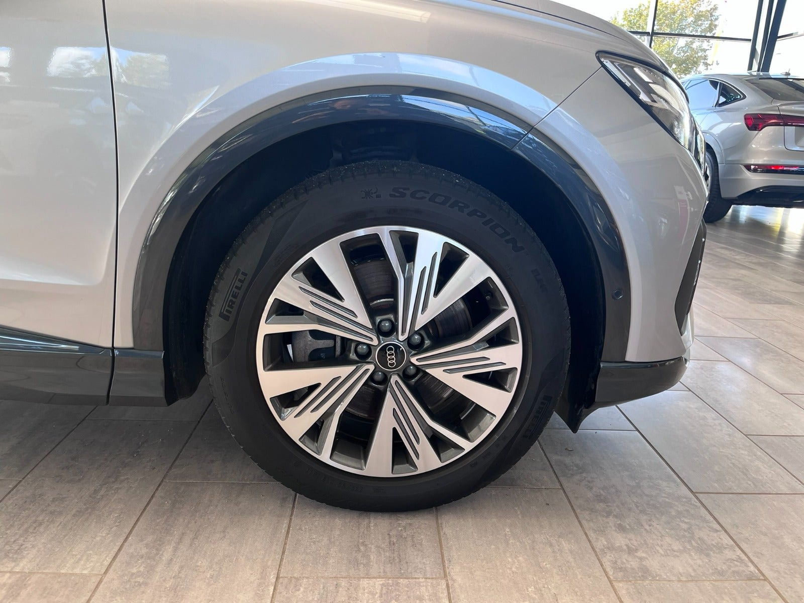 Sølv Audi Q4 e-tron fra 2023