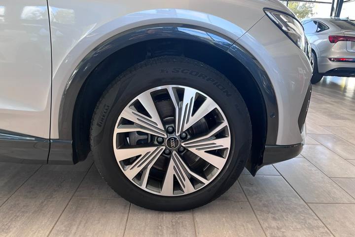 Sølv Audi Q4 e-tron fra 2023
