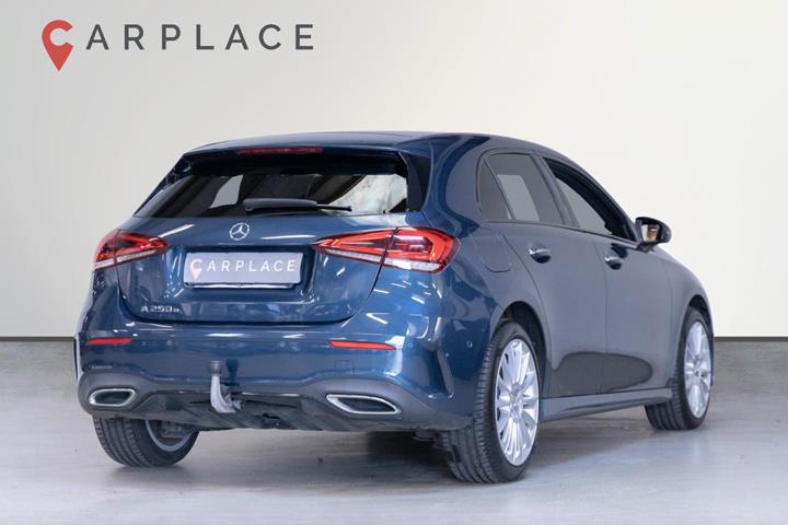 Blå Mercedes A250 e fra 2022