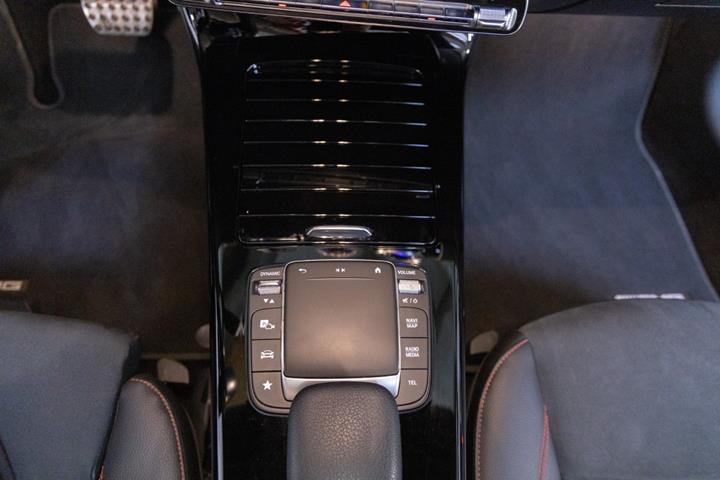 Blå Mercedes A250 e fra 2022