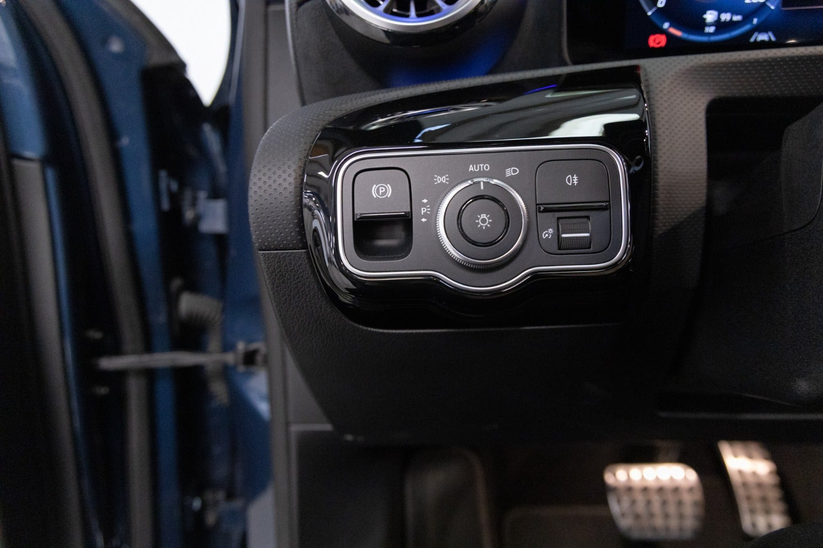 Blå Mercedes A250 e fra 2022
