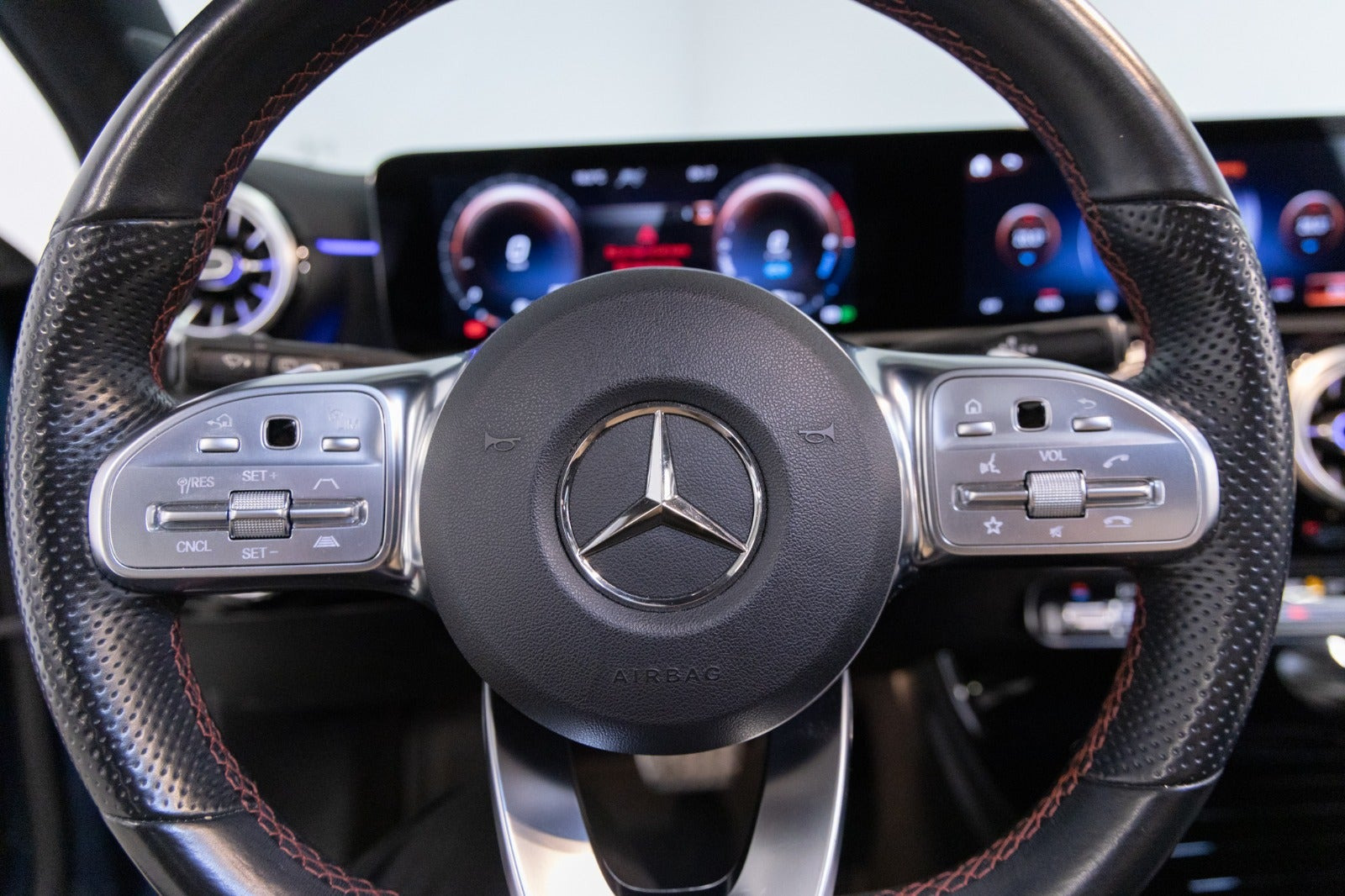 Blå Mercedes A250 e fra 2022