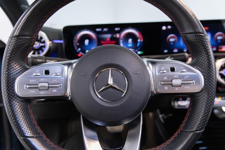 Blå Mercedes A250 e fra 2022