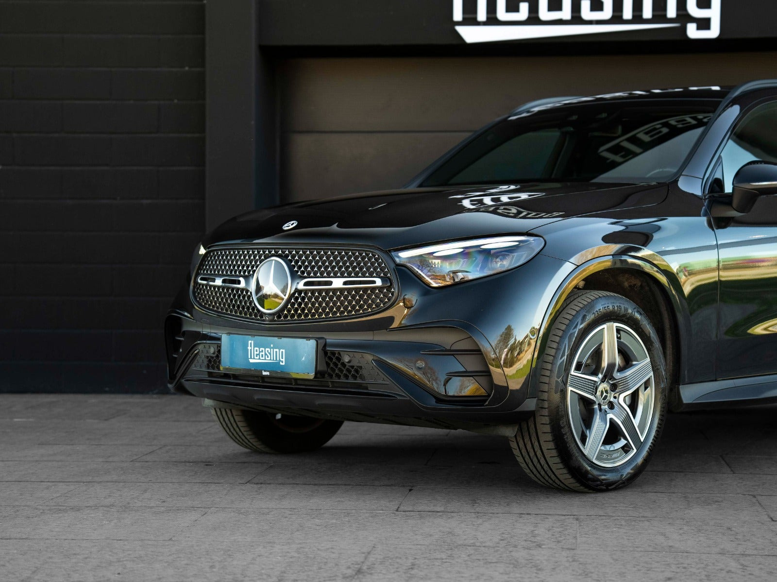 Sort Mercedes GLC300 e fra 2023