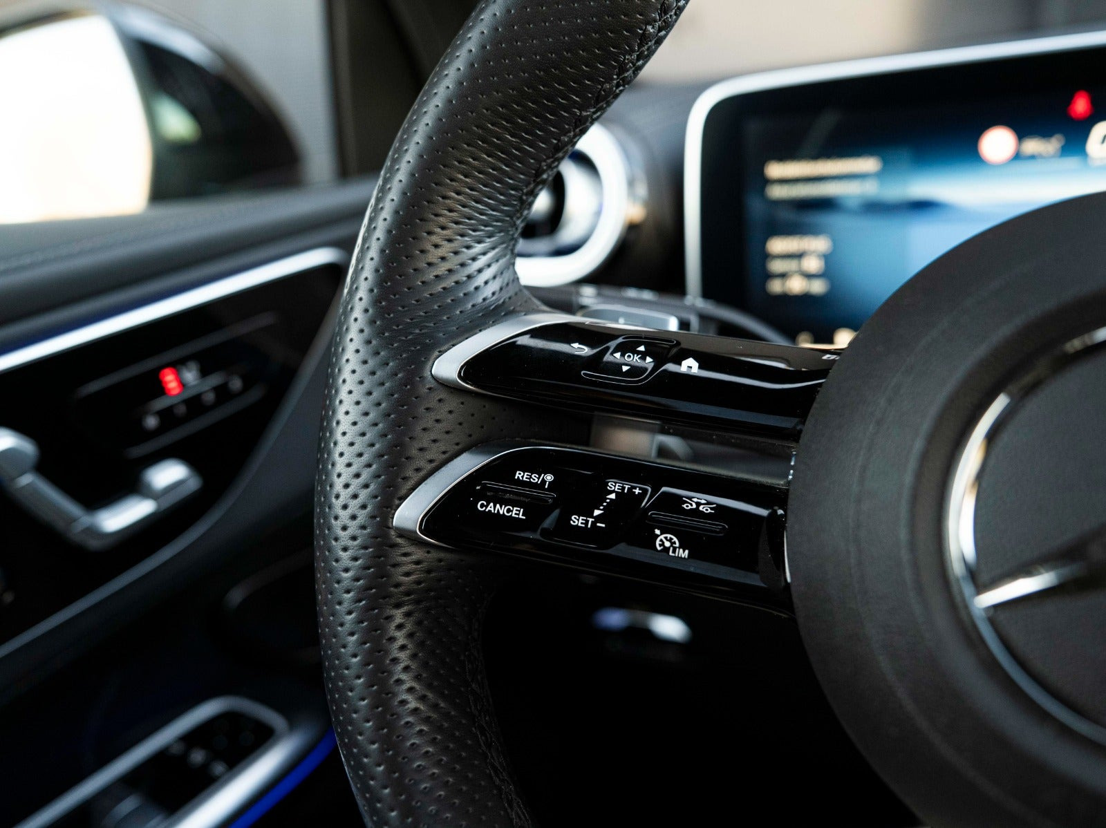 Sort Mercedes GLC300 e fra 2023