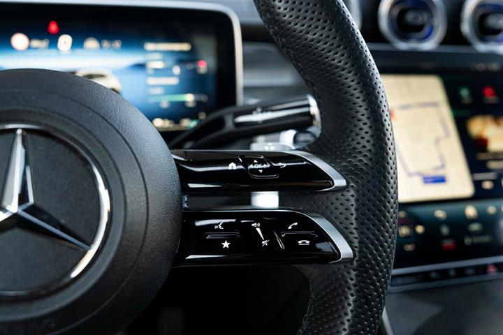 Sort Mercedes GLC300 e fra 2023