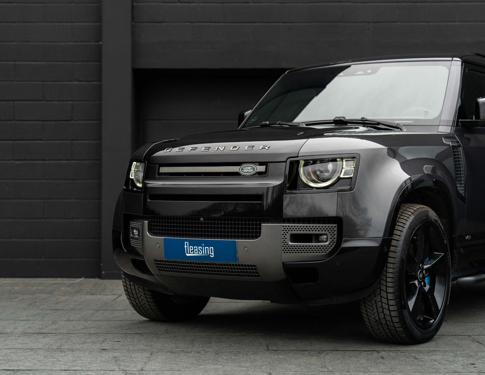 Grå Land Rover Defender 110 fra 2021
