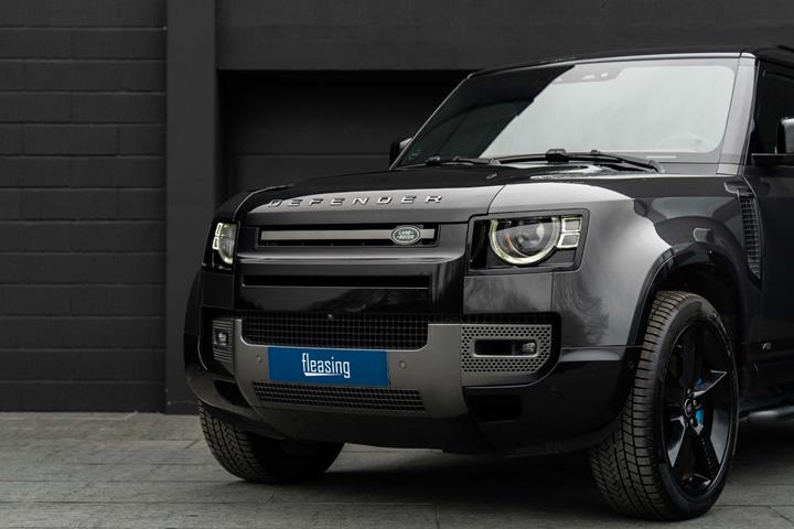 Grå Land Rover Defender 110 fra 2021