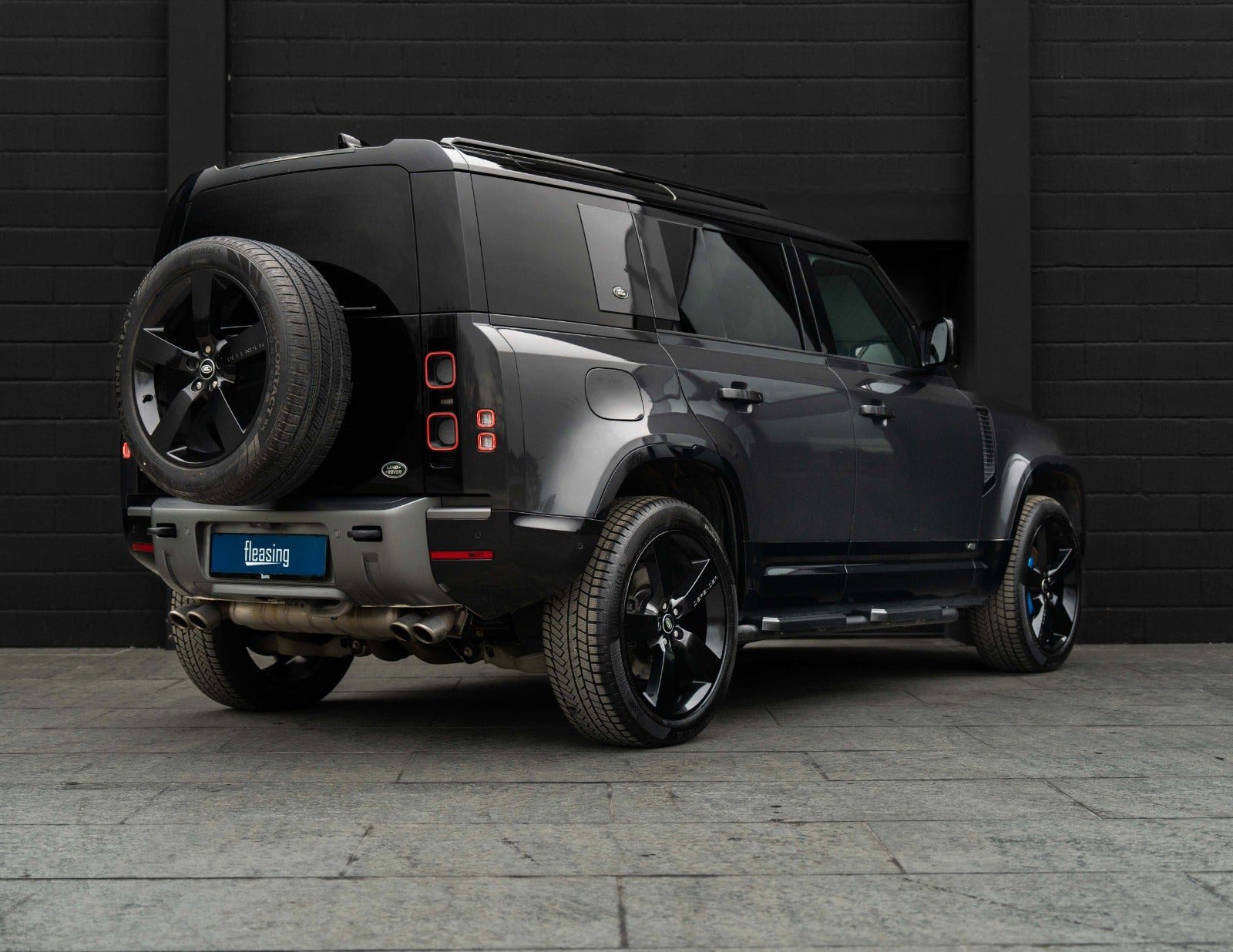 Grå Land Rover Defender 110 fra 2021