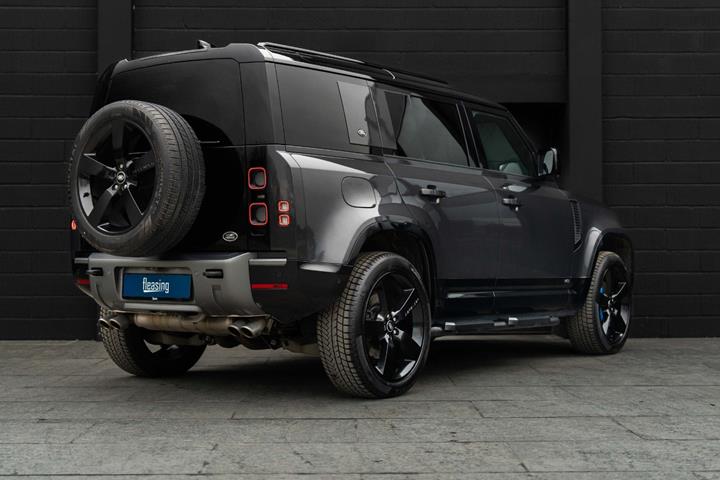 Grå Land Rover Defender 110 fra 2021