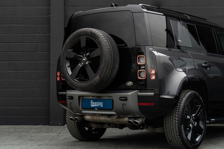 Grå Land Rover Defender 110 fra 2021