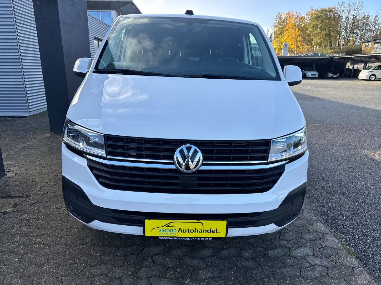 Hvid VW Transporter fra 2023