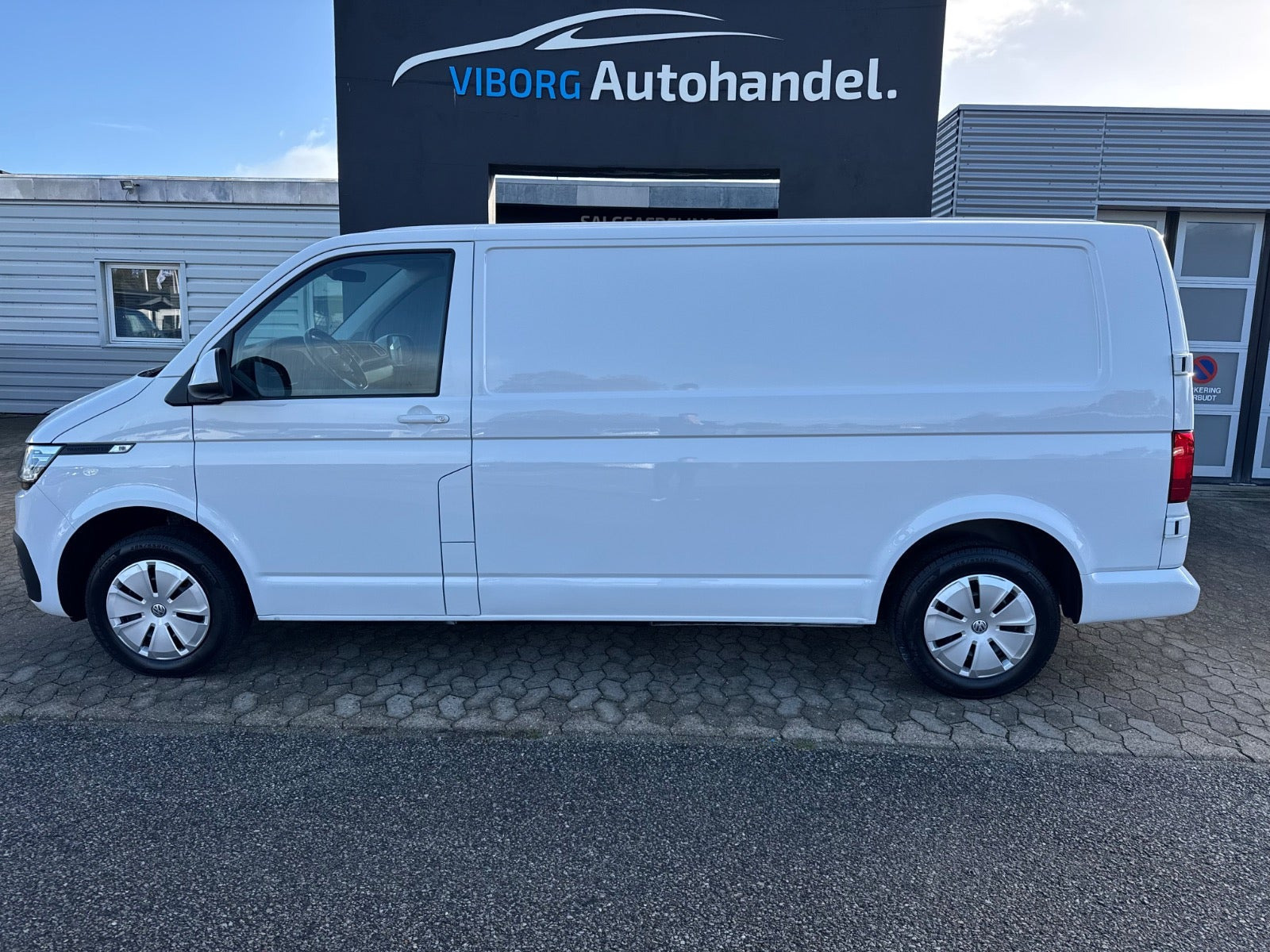 Hvid VW Transporter fra 2023