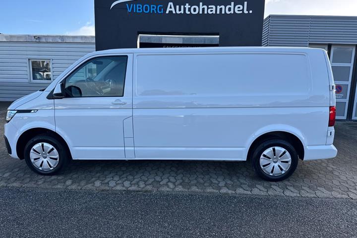 Hvid VW Transporter fra 2023