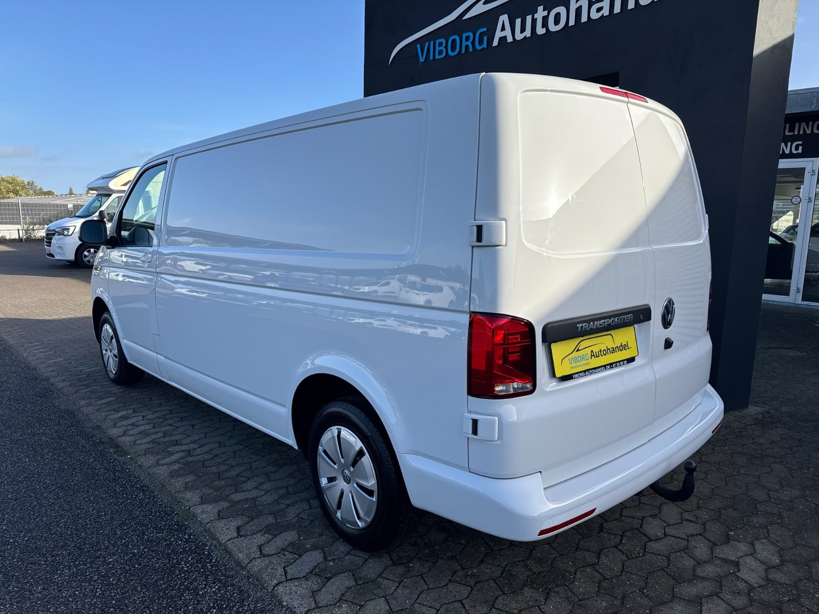Hvid VW Transporter fra 2023