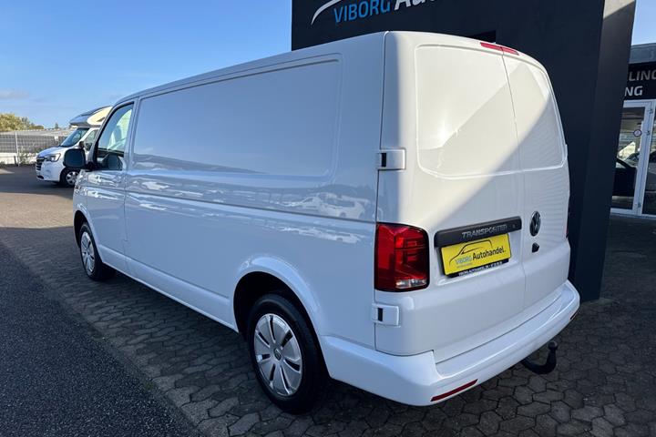 Hvid VW Transporter fra 2023