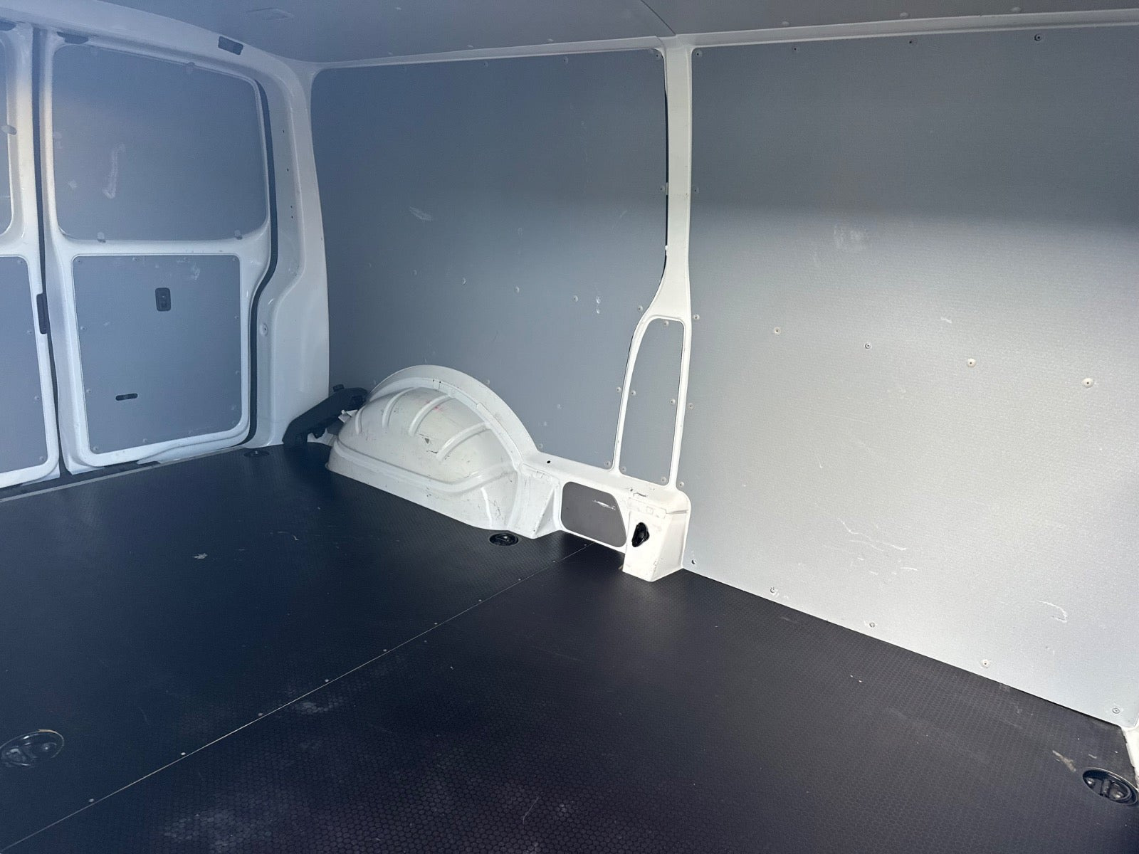 Hvid VW Transporter fra 2023
