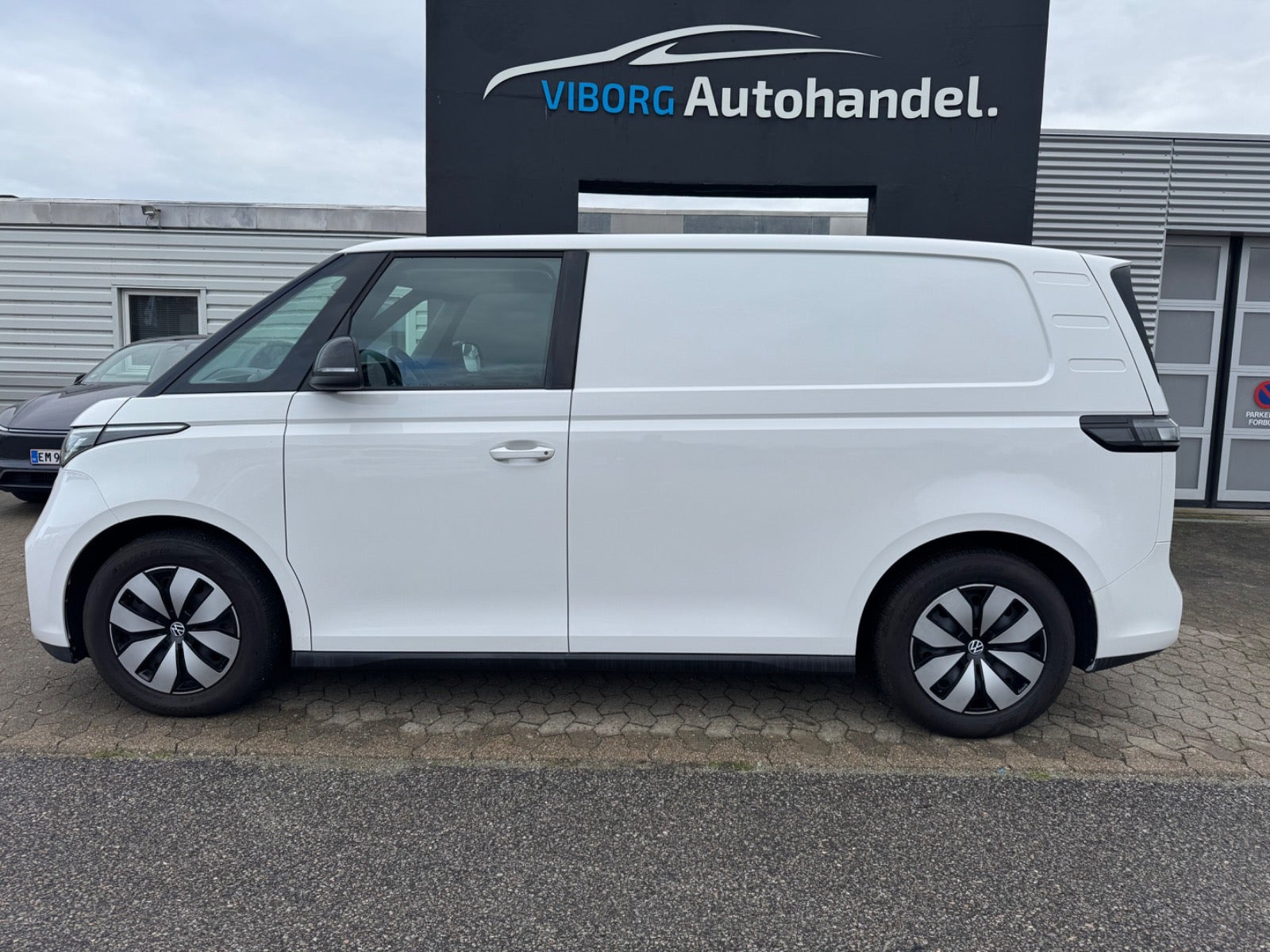 Hvid VW ID.Buzz fra 2024