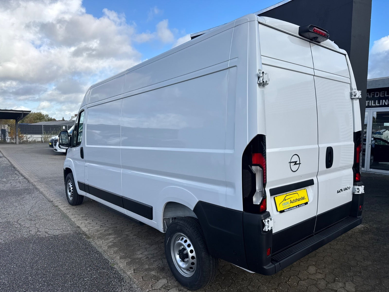 Hvid Opel Movano-e 35H fra 2025