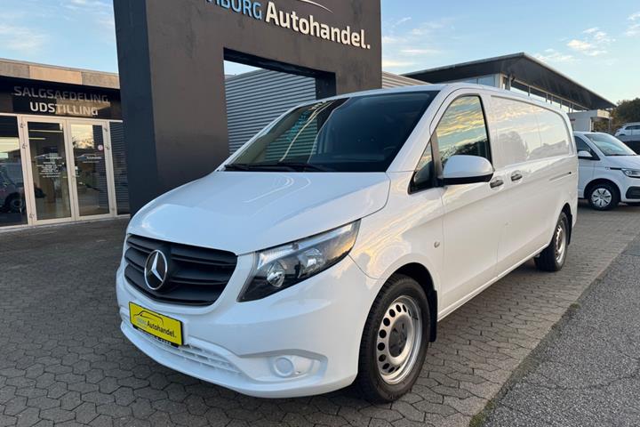 Hvid Mercedes Vito 114 fra 2023