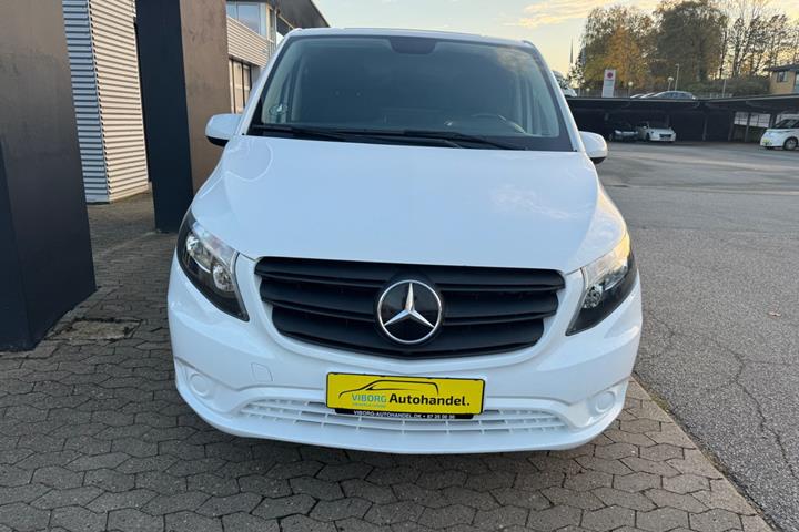 Hvid Mercedes Vito 114 fra 2023