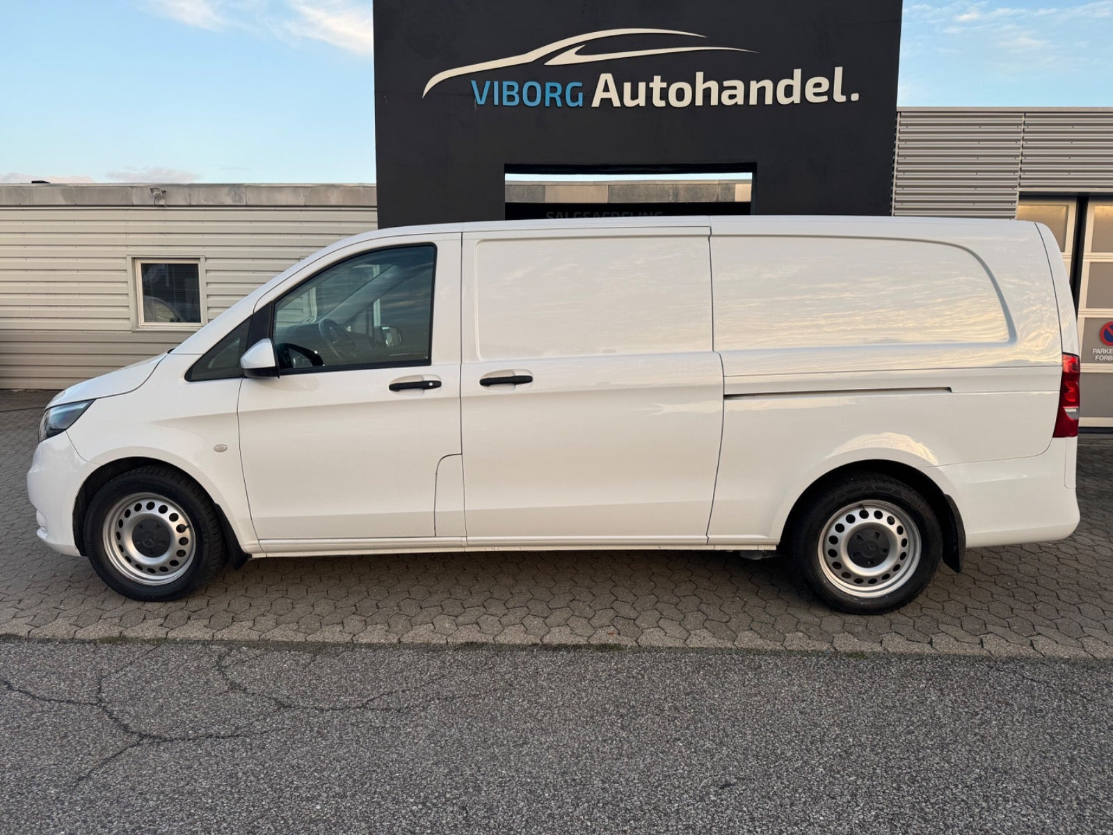 Hvid Mercedes Vito 114 fra 2023