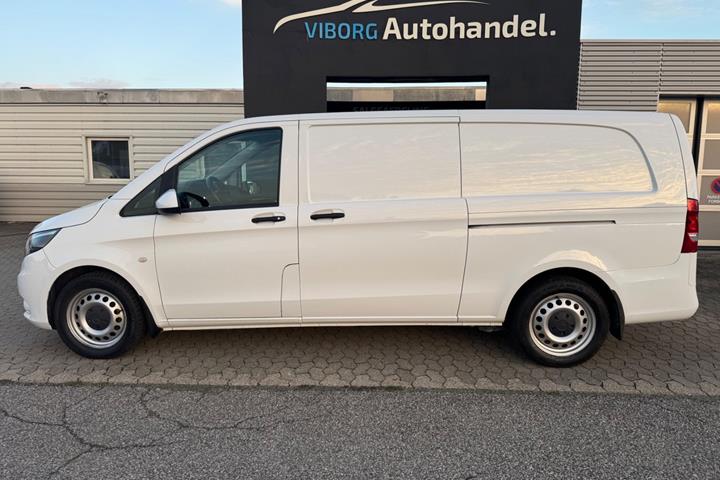 Hvid Mercedes Vito 114 fra 2023