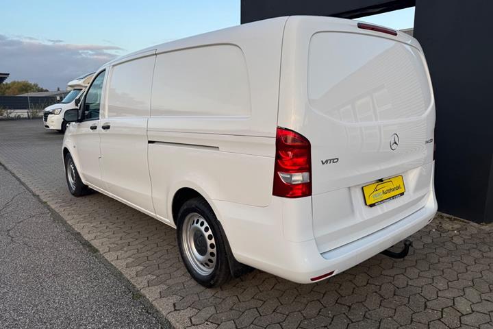 Hvid Mercedes Vito 114 fra 2023