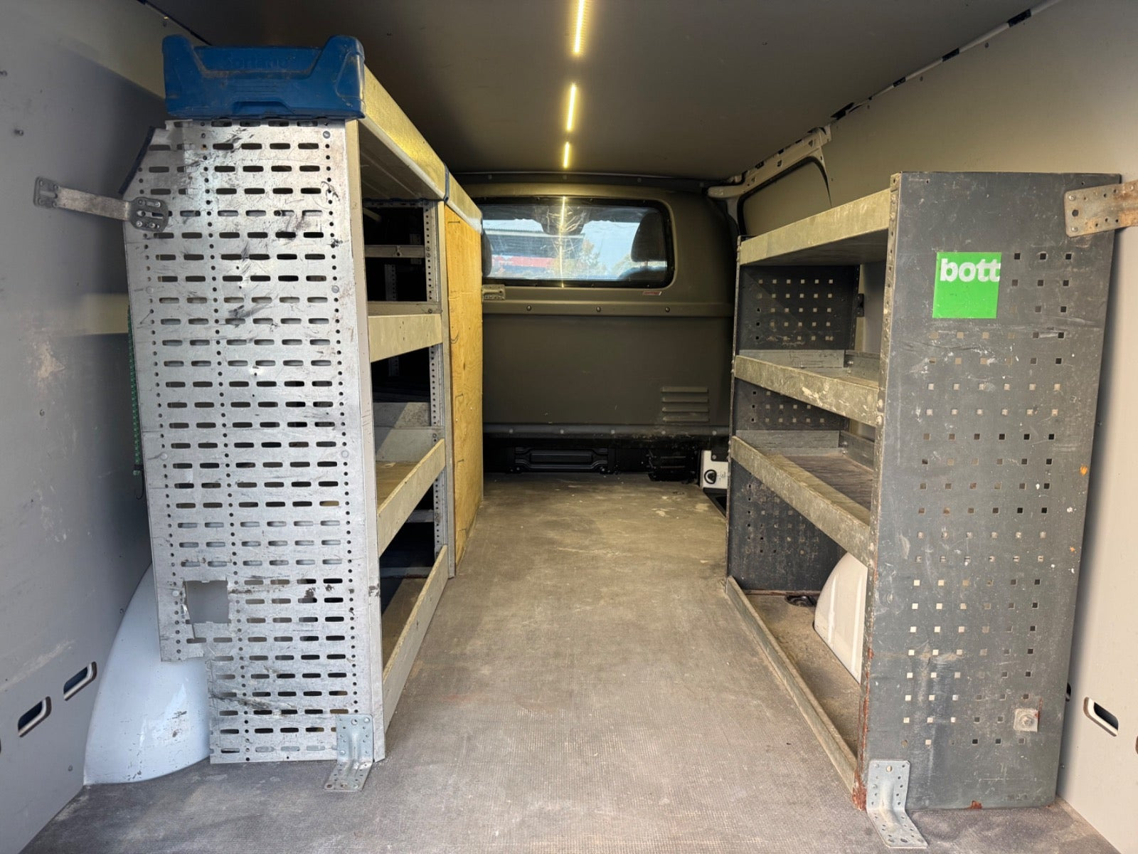 Hvid Mercedes Vito 114 fra 2023