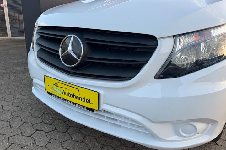 Hvid Mercedes Vito 114 fra 2023