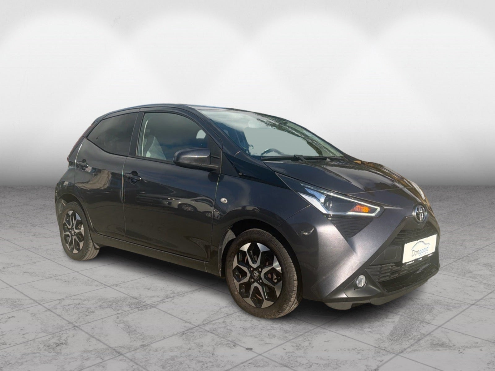 Grå Toyota Aygo fra 2021