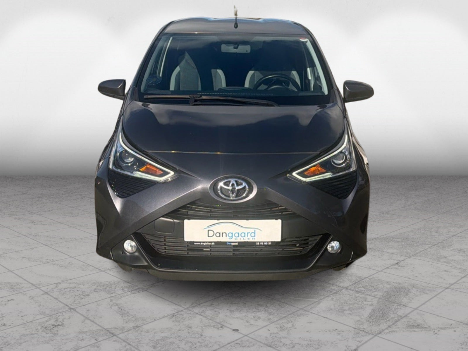 Grå Toyota Aygo fra 2021