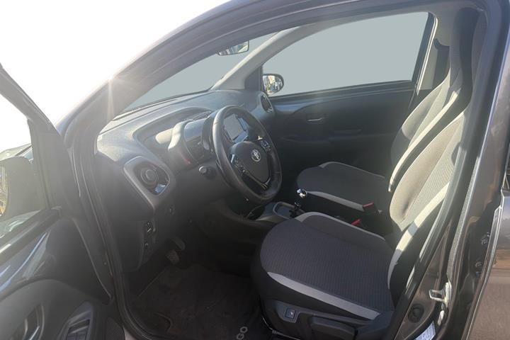 Grå Toyota Aygo fra 2021
