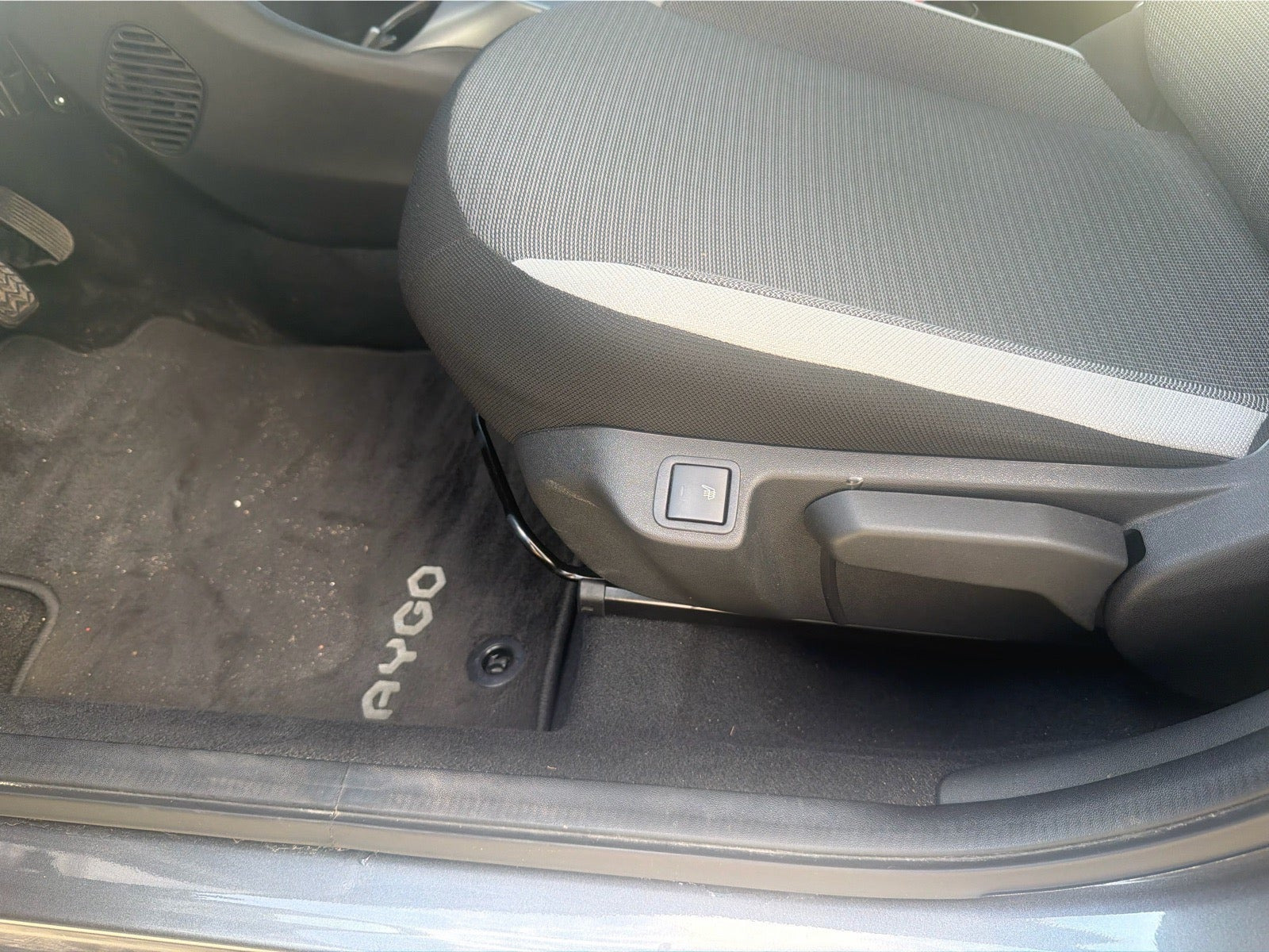 Grå Toyota Aygo fra 2021